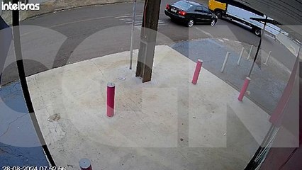 Câmera registra acidente entre moto e caminhão no Brasília