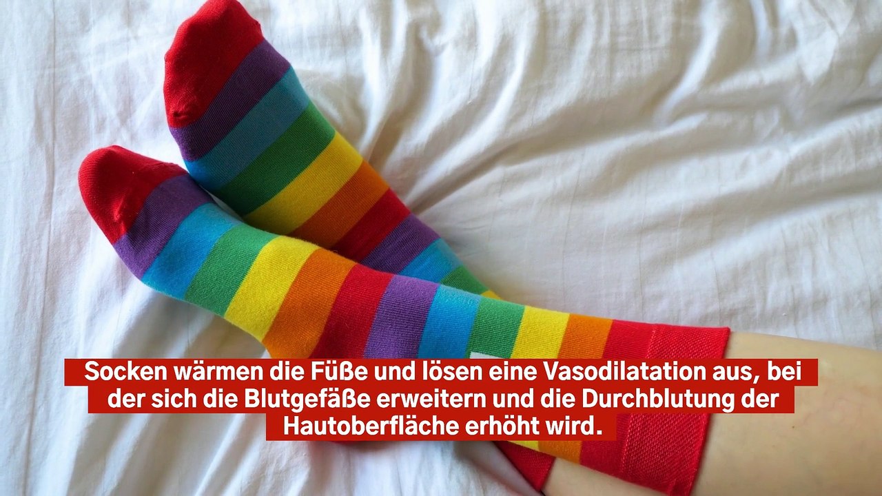 Das Tragen von Socken im Bett kann eine Person nachts kühl halten