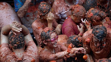Miles de personas celebran la Tomatina en Buñol