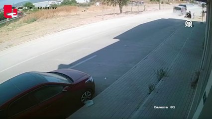 Yolda yürüyen anne ile bebeği minibüsün altında kalmaktan son anda kurtuldu
