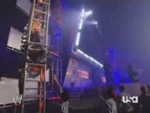 Jeff Hardy met un swanton bomb sur Randy Orton