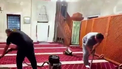 Mesut Özil Üsküdar'da cami temizlerken görüntülendi