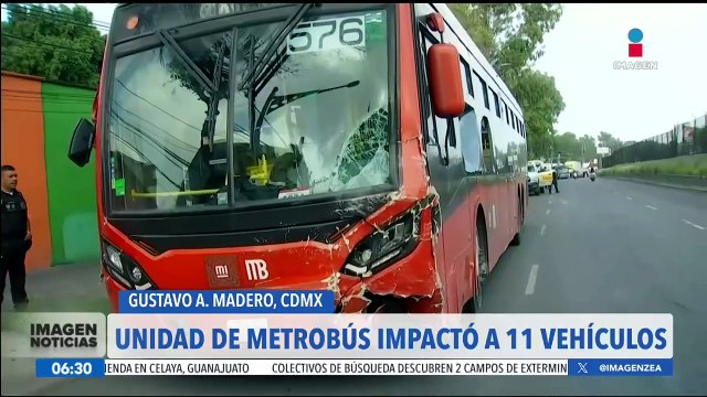 Unidad del Metrobús impacta a 11 vehículos en la Ciudad de México