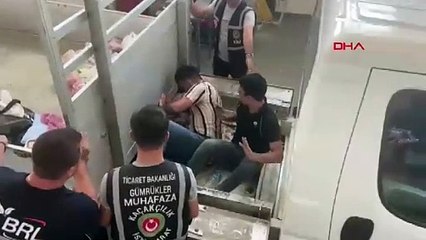 Kamyonetin kasasının altındaki gizli bölmede 5 kaçak göçmen yakalandı