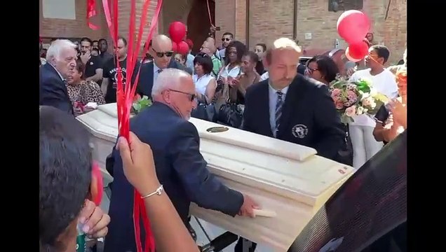 Siena, i funerali della donna morta in casa per uno sparo partito per sbaglio