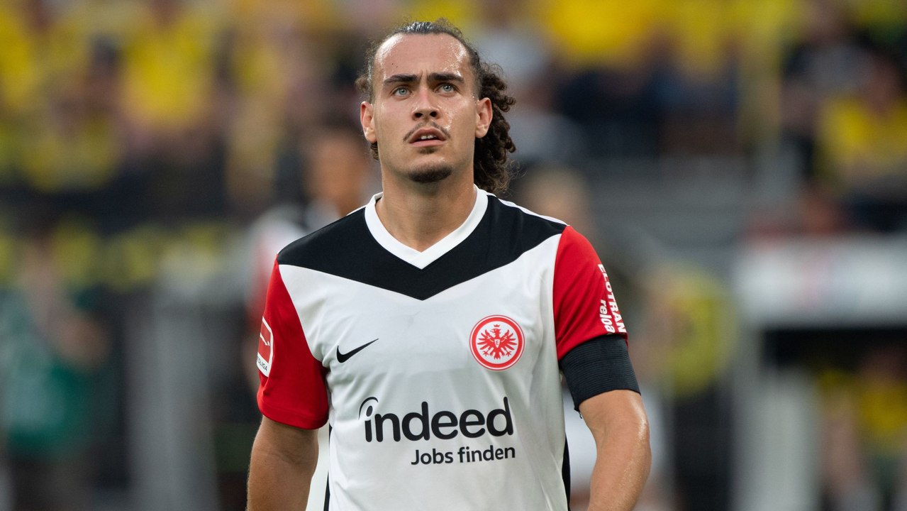 Theate scherzt über Positionswechsel: 'Als Stürmer nicht gut genug'