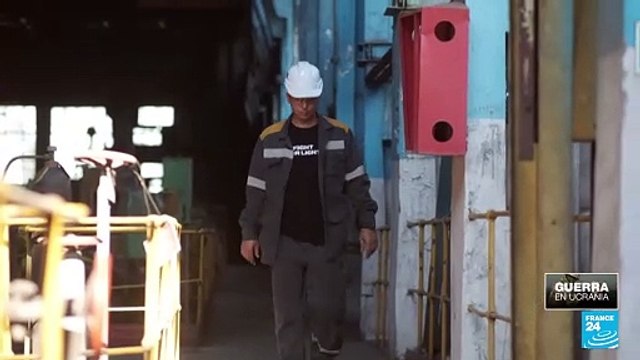 Trabajadores ucranianos reparan plantas de energía destruidas en medio de ataques rusos