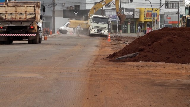Obras no Trevo da Carelli devem ser finalizadas até às 18h desta quarta-feira (28) Ao meio dia, o fluxo de veículos era intenso na região e não haviam agentes da transitar auxiliando no local