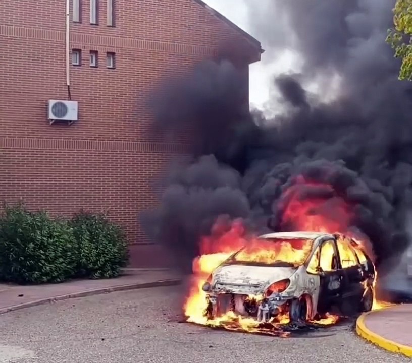 Incendio de un vehículo en Vía Tarpeya