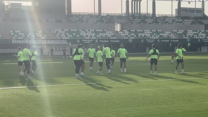 Marc Roca regresa con el grupo en una sesión sin Fekir