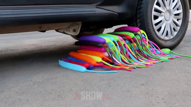 Aplastando Cosas Crujientes con el Coche - Experimento- 250 Globos de Agua VS Rueda de Coche