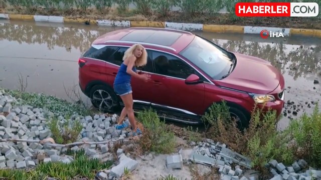 Bodrum'da ana isale hattı patladı, yolda dev çukur oluştu