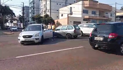 Corsa e Carens se envolvem em colisão na Avenida Brasil