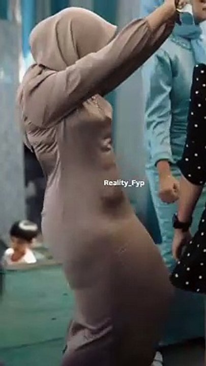 Jangan liatin trus nanti ada yg bangun
