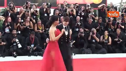Venezia 81, Winona Ryder e Jenna Ortega posano insieme abbracciate sul red carpet