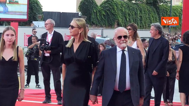 Venezia 81, De Laurentiis sfila sul red carpet con tutta la famiglia: Forza Napoli? Sempre