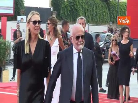 Venezia 81, De Laurentiis sfila sul red carpet con tutta la famiglia: Forza Napoli? Sempre