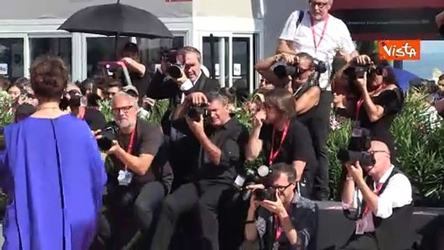 Stop the Gaza genocide , la scritta sul ventaglio di Laura Morante sul red carpet a Venezia