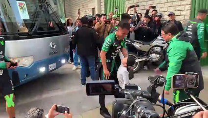​Tras ser criticados, jugadores de la Verde acceden a saludar y compartir con niños