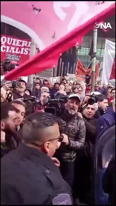 La Policía Federal reprimió a los jubilados que se movilizaban en el Congreso contra el veto de Milei