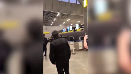 Sacó un martillo y destrozó pantallas en un aeropuerto de Chile porque no podía viajar a Estados Unidos