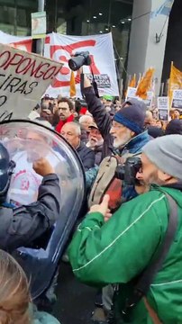 La Policía reprimió a los jubilados que marchaban contra el veto de Javier Milei