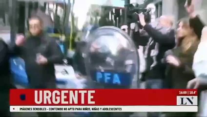 La Policía reprimió a los jubilados que marchaban contra el veto de Javier Milei