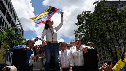 Descargar video: Miles de venezolanos salieron a las calles tras un mes de las elecciones