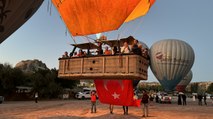 Kapadokya'nın balonları Türk bayraklarıyla havalandı