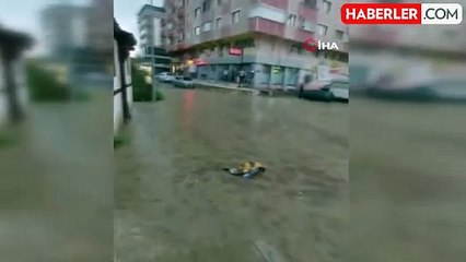 Sinop'ta sağanak yağışı etkili oldu, yollar dereye döndü