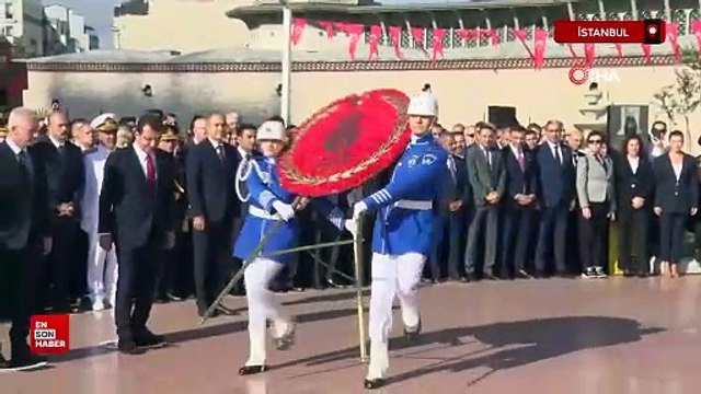 Büyük Zafer’in 102’incı yıl dönümünde Cumhuriyet Anıtı’na çelenk bırakıldı