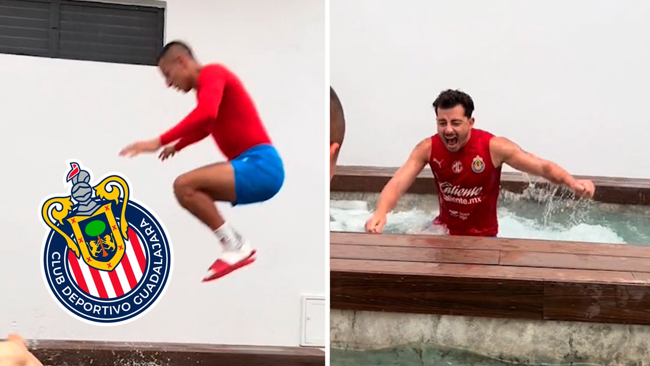 Jugadores de Chivas presumen sus habilidades como clavadistas y Conejo Brizuela comparte el divertido momento