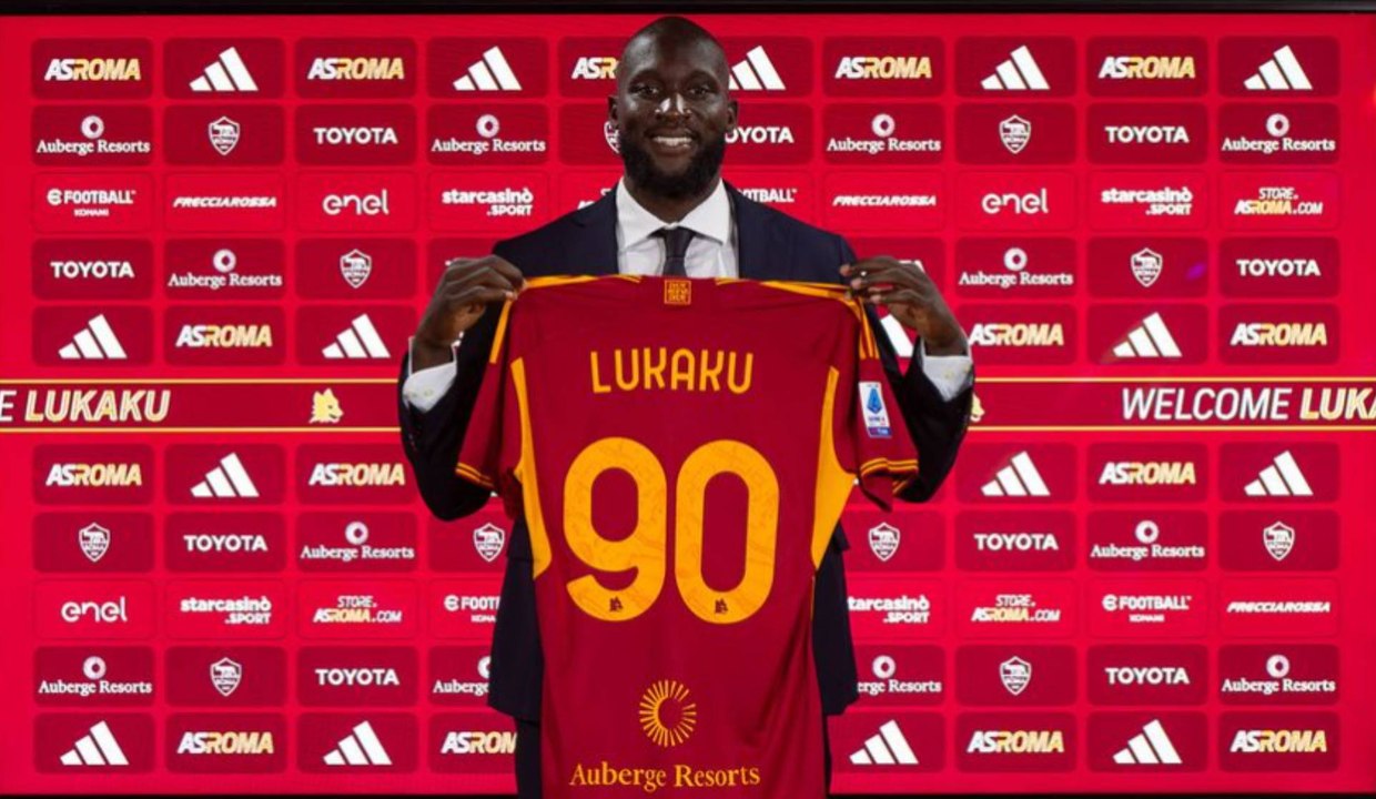 Romelu Lukaku llega para exámenes médicos con el Napoli y la euforia deja a fotógrafos en el piso