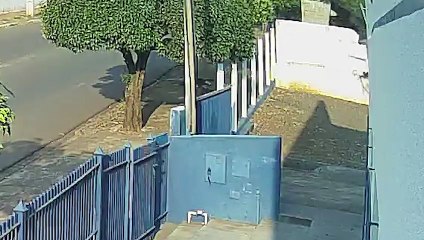 Carreta desgovernada bate contra o muro da Casa da Amizade em Goioerê