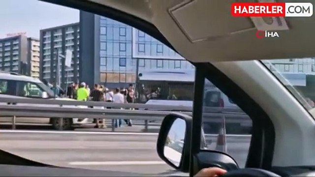 Küçükçekmece Sefaköy'de metrobüs kazaya karıştı. Olay yerine itfaiye, polis ve sağlık ekipleri sevk edildi.