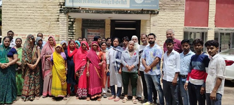 पुरानी हवेलियों से बना है हादसे का डर, पार्षद के साथ तहसील कार्यालय पहुंचे लोग