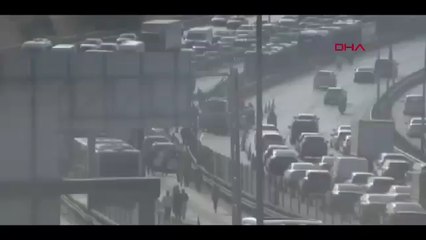 Sefaköy'de 2 metrobüs kafa kafaya çarpıştı, yaralılar var