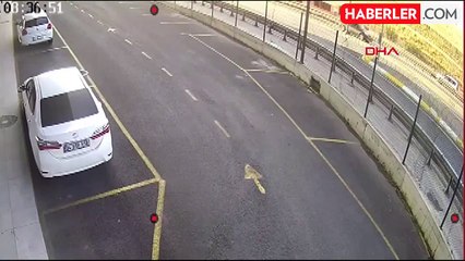 İstanbul'da 12 kişinin yaralandığı metrobüs kazası kamerada