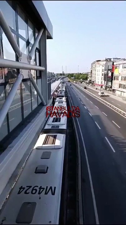 Sefaköy'de metrobüs kazaya karıştı: Seferler durma noktasına geldi
