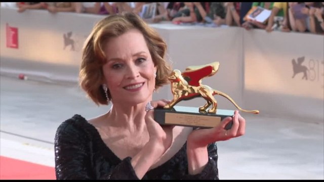 Meravigliosa Sigourney Weaver sul red carpet con il Leone alla carriera