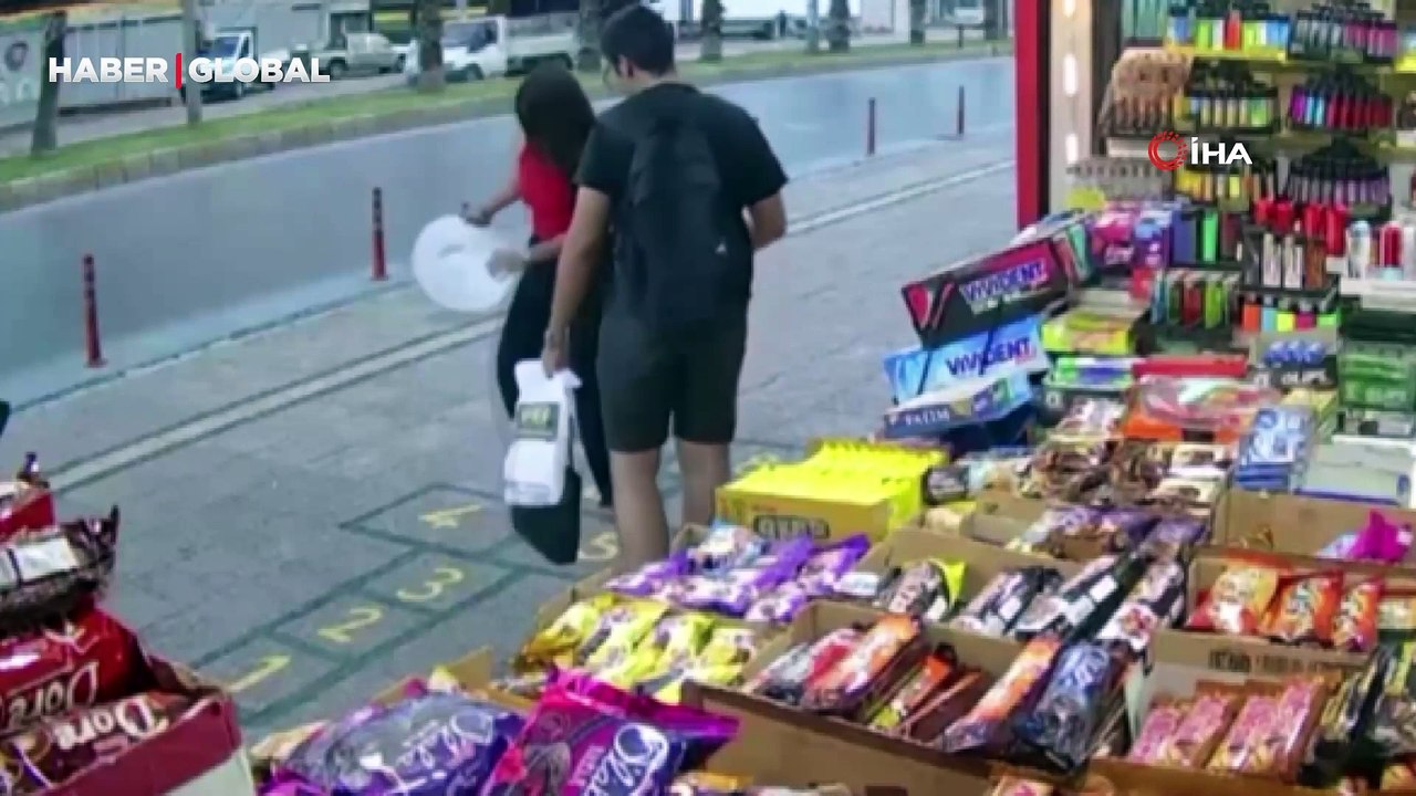 Mersin'de büfesinin önünden geçenleri mutsuz gördü seksek çizdi: "Şimdi herkesin yüzü gülüyor"