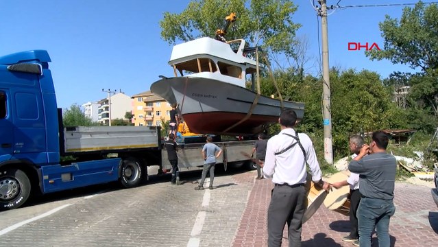 4 yıl beklediği teknesi tamamlanınca davul zurnayla denize indirdi
