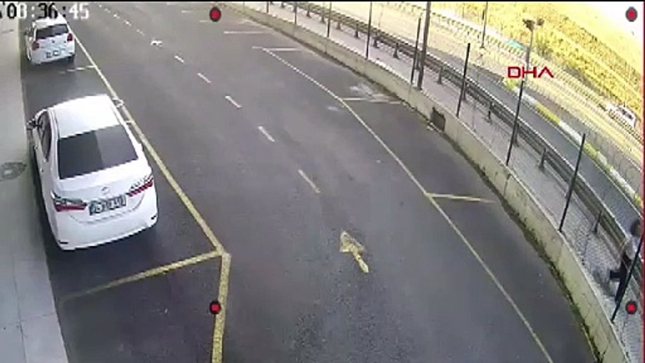 Sefaköy'de metrobüs kazası: Ölü ve yaralılar var