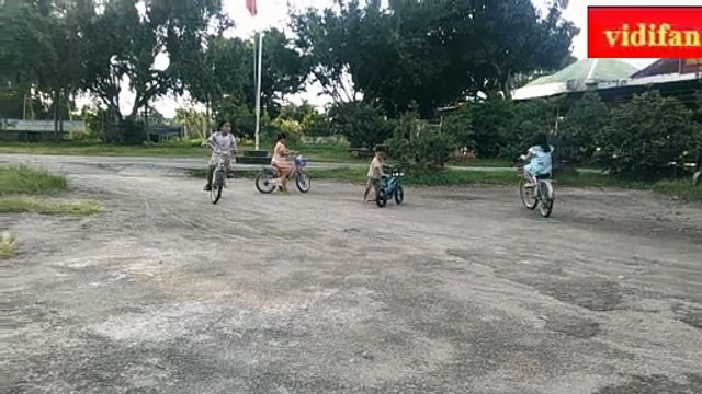 kids playing cycling - Les enfants s'amusent à faire du vélo -子どもたちは楽しく自転車に乗っていました - बच्चों को साइकिल चलाने में मजा आता है - Los niños se divierten andando en bicicleta. -;يستمتع الأطفال بركوب الدراجات