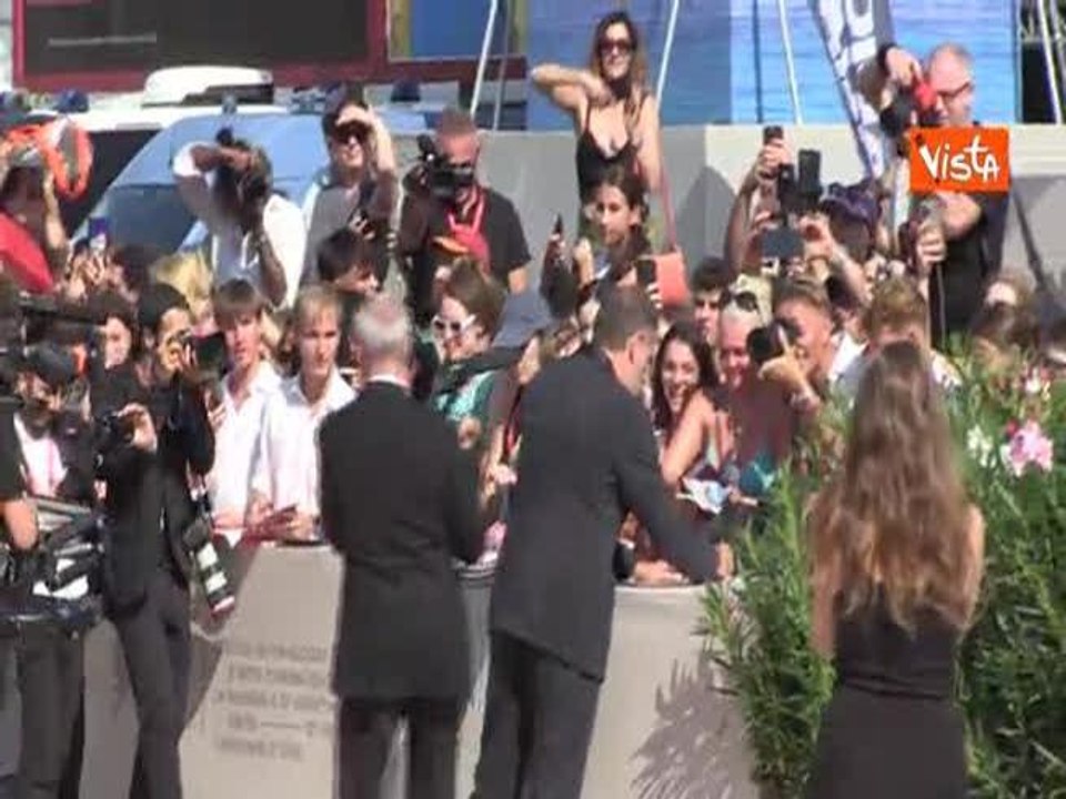 Venezia 81, Valerio Mastandrea sul red carpet f...