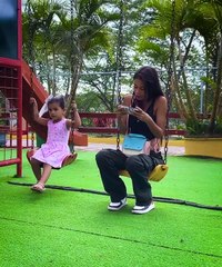 Dejó a su hija en un parque por estar jugando en su teléfono, sin imaginar que esto pasaría