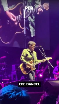 Crowd sings with Ebe Dancel as he sings Makita Kang Muli | PEP Jams
