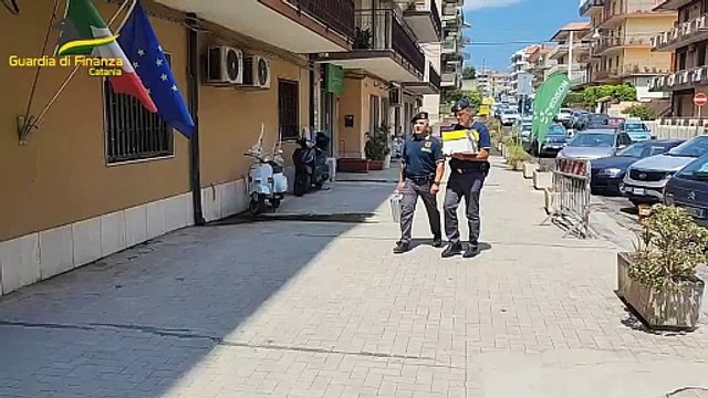 I profumi contraffatti in vendita alla fiera di Pedara: la guardia di finanza ne sequestra 77