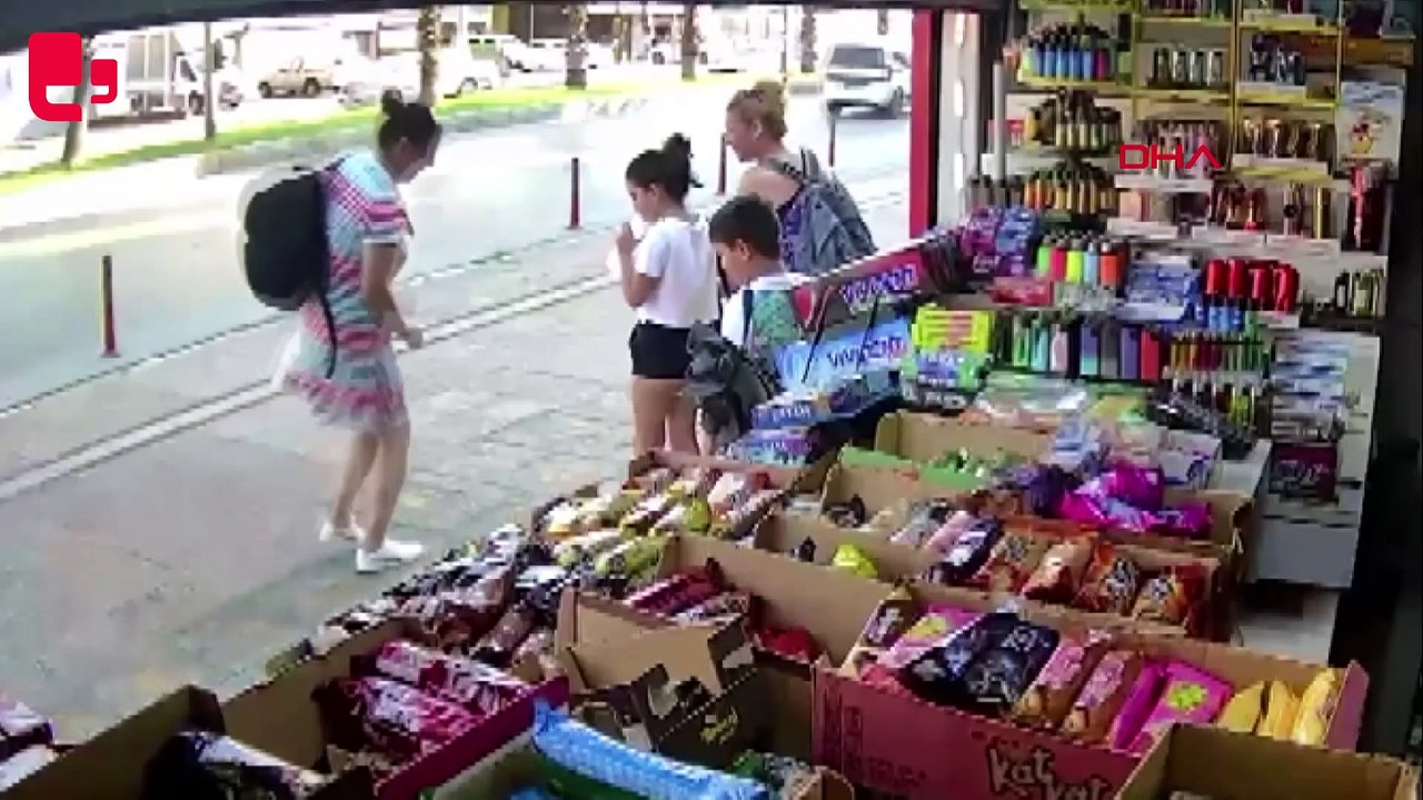 İnsanların mutsuz olduğunu görünce büfesinin önüne seksek çizdi, gören kayıtsız kalmadı