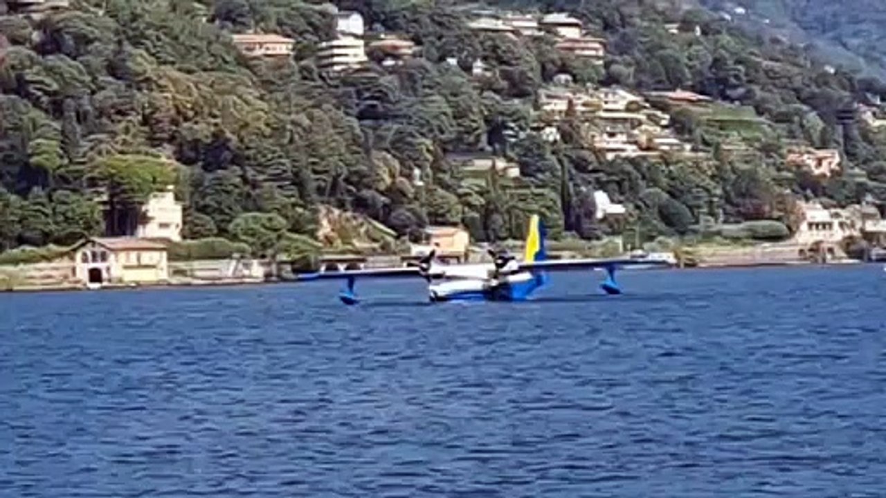 Da Los Angeles a Como: un Albatross gigante atterra sul lago